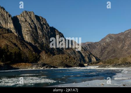 Fiume Katun nella Repubblica di Altai, Russia. Parzialmente congelato in inverno. Montagne sullo sfondo. Foto Stock