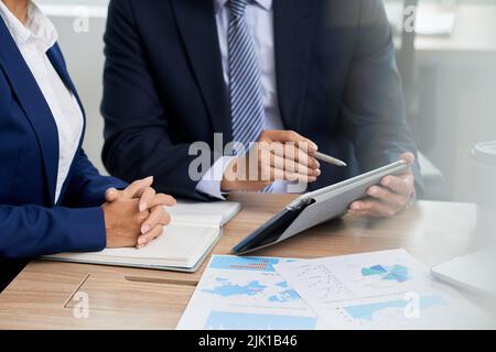 Immagine ritagliata dei colleghi che discutono di grafici e grafici durante la riunione di affari Foto Stock