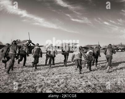 I piloti dello Squadron n. 87 corrono ai loro combattenti uragani per un mock 'scrambling' a Lille-Seclin, novembre 1939. L'uragano, un aereo da combattimento britannico a un solo posto del 1930s-40s, fu oscurato nella coscienza pubblica dal Supermarine Spitfire durante la battaglia della Gran Bretagna nel 1940, ma l'uragano infligse il 60% delle perdite subite dalla Luftfaffe nell'impegno, E combattuto in tutti i teatri principali della seconda guerra mondiale Foto Stock