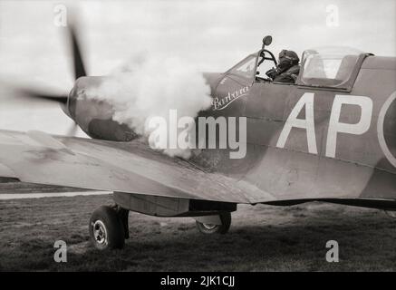 Supermarine Spitfire Mark XIV di No. 350 (belga) Squadron RAF, a partire da Lympne, Kent, per un sortie di mattina presto su Olanda. Il velivolo riporta ancora i codici di unità No. 130 Squadron RAF, essendo stato recentemente trasferito da tale unità. Lo Spitfire era un aereo da combattimento britannico a posto singolo utilizzato dalla Royal Air Force e da altri paesi alleati prima, durante e dopo la seconda guerra mondiale Molte varianti di Spitfire sono state costruite utilizzando diverse configurazioni di ala. Era l'unico combattente britannico prodotto continuamente durante la guerra. Foto Stock