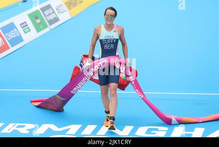 Sutton Coldifeld, Regno Unito. 29th luglio 2022. Flora Duffy celebra come lei vince il Triathlon delle Donne durante il giorno uno dei Giochi del Commonwealth, Birmingham. Credit: Paul Terry Photo/Alamy Live News Foto Stock