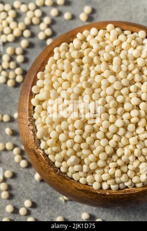 Materie organico secco il cous cous in una ciotola Foto Stock