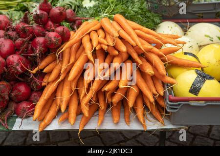 Negozio di generi alimentari biologici freschi e lavati sul mercato agricolo di Angelholm svezia Foto Stock