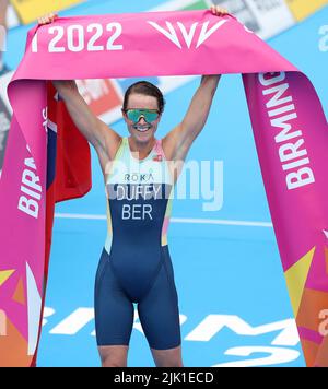 Sutton Coldifeld, Regno Unito. 29th luglio 2022. Flora Duffy di Bermuda celebra come lei vince il Triathlon delle Donne durante il giorno uno dei Giochi del Commonwealth, Birmingham. Credit: Paul Terry Photo/Alamy Live News Foto Stock