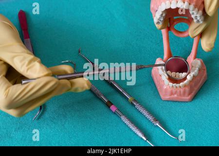 Il dentista tiene le dentarie nelle sue mani. Foto Stock