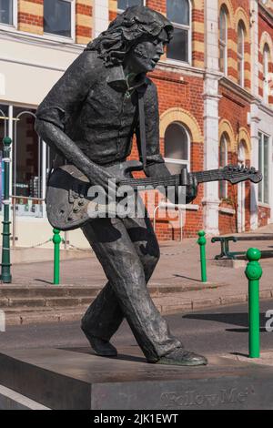 Irlanda, Contea di Donegal, Ballyshannon, scultura del chitarrista rock irlandese Rory Gallagher dell'artista scozzese David Annand completata nel 2010. Foto Stock