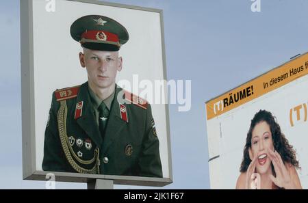 Checkpoint Charlie, Berlino, uno dei più famosi valichi di frontiera tra Berlino Est e Ovest tra il 1945 e il 1990. Il Checkpoint Charlie (o "Checkpoint C") era il nome dato dagli Alleati occidentali al punto di attraversamento del Muro di Berlino più noto tra Berlino Est e Berlino Ovest durante la Guerra fredda (1947-1991). Foto Stock