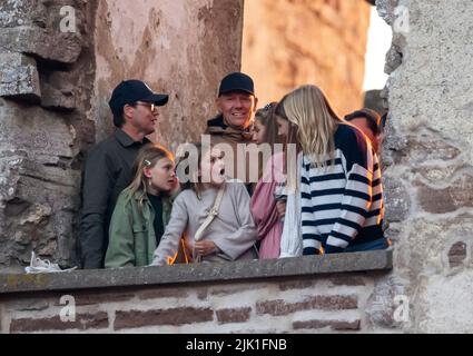 BORGHOLM 20220728 il Principe Daniel, Mats Sundin, ex giocatore di hockey svedese, e la Principessa Estelle al concerto di Veronica Maggio alle rovine del castello di Borgholm in Svezia, il 28 luglio 2022. Foto: Suvad Mrkonjic/TT code 10042 Foto Stock