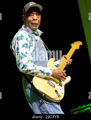 27 luglio 2022, Indianapolis, Indiana, USA: L'artista blues Buddy Guy suona all'anfiteatro TCU al White River state Park di Indianapolis, Indiana il 27 luglio 2022. (Credit Image: © Lora Olive/ZUMA Press Wire) Foto Stock