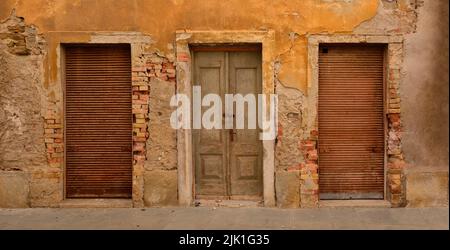 Tre vecchie porte in un edificio abbandonato nel centro medievale di Izola sulla costa slovena Foto Stock