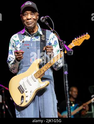 27 luglio 2022, Indianapolis, Indiana, USA: L'artista blues Buddy Guy suona all'anfiteatro TCU al White River state Park di Indianapolis, Indiana il 27 luglio 2022. (Credit Image: © Lora Olive/ZUMA Press Wire) Foto Stock