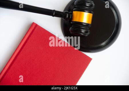 Copertina rossa e Gavel con spazio personalizzabile per testo o idee. Spazio di copia Foto Stock