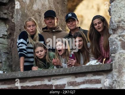 BORGHOLM 20220728 il Principe Daniel, Mats Sundin, ex giocatore di hockey svedese, e la Principessa Estelle al concerto di Veronica Maggio alle rovine del castello di Borgholm in Svezia, il 28 luglio 2022. Foto: Suvad Mrkonjic/TT code 10042 Foto Stock