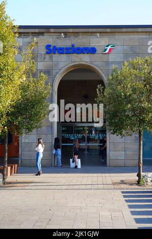 VICENZA, ITALIA -14 Apr 2022- Vista della stazione ferroviaria di Vicenza, soprannominata Città del Palladio, in Veneto, Italia, patrimonio mondiale dell'UNESCO. Foto Stock