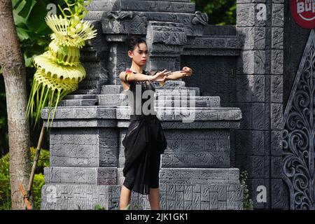 L'indonesiano esegue una danza isun per celebrare la giornata mondiale della danza Foto Stock