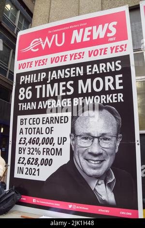 Londra, Regno Unito. 29th luglio 2022. Un poster che critica il CEO di BT Philip Jansen è visto durante lo sciopero della CWU (Communication Workers Union) fuori dalla BT Tower. Migliaia di lavoratori di BT e Openreach hanno messo in scena walkout oltre la retribuzione. Credit: SOPA Images Limited/Alamy Live News Foto Stock