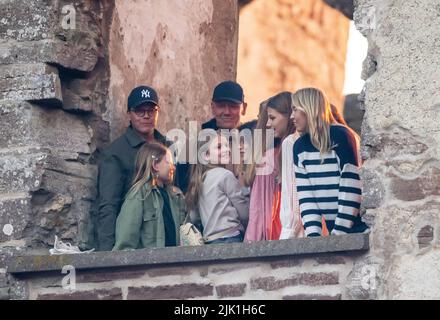 BORGHOLM 20220728 il Principe Daniel, Mats Sundin, ex giocatore di hockey svedese, e la Principessa Estelle al concerto di Veronica Maggio alle rovine del castello di Borgholm in Svezia, il 28 luglio 2022. Foto: Suvad Mrkonjic/TT code 10042 Foto Stock