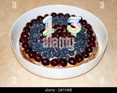 Torta del tredicesimo compleanno con candele Foto stock - Alamy