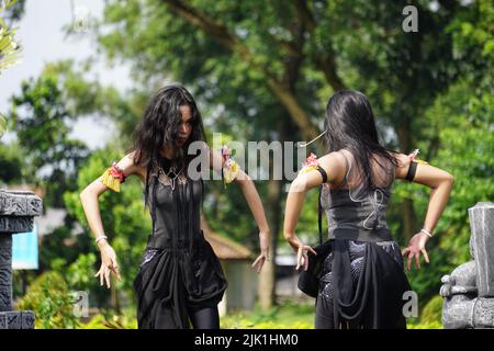 L'indonesiano esegue una danza isun per celebrare la giornata mondiale della danza Foto Stock