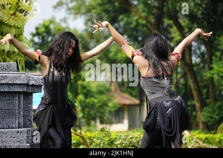 L'indonesiano esegue una danza isun per celebrare la giornata mondiale della danza Foto Stock