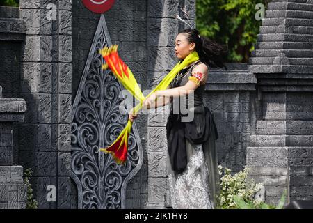 L'indonesiano esegue una danza isun per celebrare la giornata mondiale della danza Foto Stock