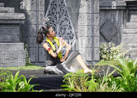 L'indonesiano esegue una danza isun per celebrare la giornata mondiale della danza Foto Stock