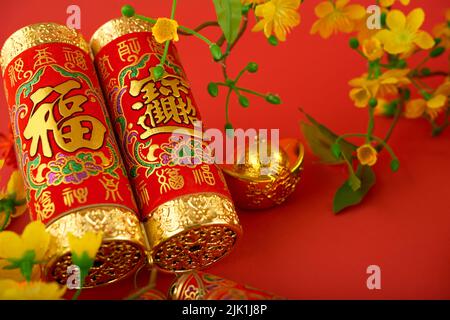 Immagine ravvicinata dei pirati cinesi con iscrizione dei migliori auguri e lingotti d'oro Foto Stock