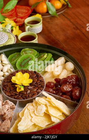 Frutta secca e noci in scatola servita per la festa del Tet Foto Stock