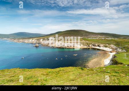 Bianche scogliere di gesso circondano la piccola Ashleam Bay. Sono alte circa 30 metri e offrono vedute panoramiche dell'intera area, inclusa l'Isola di Achill Foto Stock