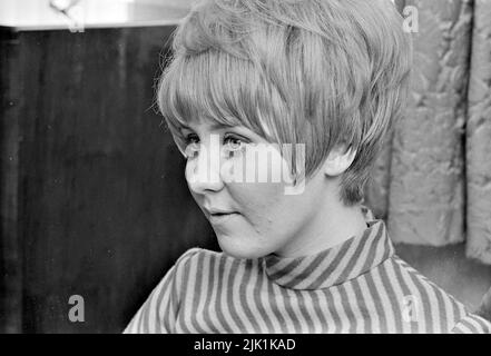 LULU cantante pop scozzese nella sua casa a nord di Londra nell'agosto 1966. Foto: Tony Gale Foto Stock