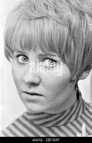 LULU cantante pop scozzese nella sua casa a nord di Londra nell'agosto 1966. Foto: Tony Gale Foto Stock