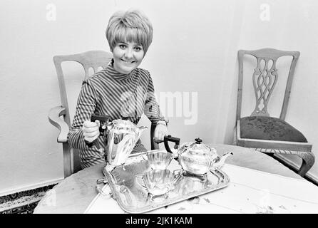 LULU cantante pop scozzese nella sua casa a nord di Londra nell'agosto 1966. Foto: Tony Gale Foto Stock