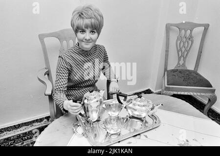 LULU cantante pop scozzese nella sua casa a nord di Londra nell'agosto 1966. Foto: Tony Gale Foto Stock