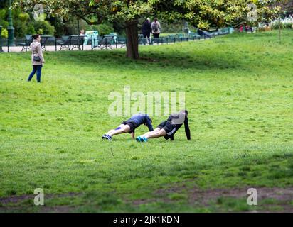 05-15-2016 Parigi, Francia. Allenamento sportivo su erba verde (ginnastica - push-up) nel meraviglioso Parc Monceau nel mese di maggio Foto Stock