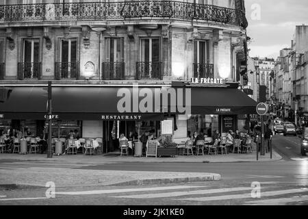 05-15-2016 Parigi, Francia. Cafe la fregate a Parigi - Tramonto auto movimento trafic persone seduta all'aperto parte nel mese di maggio Foto Stock