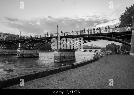 05-15-2016 Parigi, Francia. Pont Neuf al tramonto - Peopel fare foto di tramonto rosa su di esso . Foto Stock