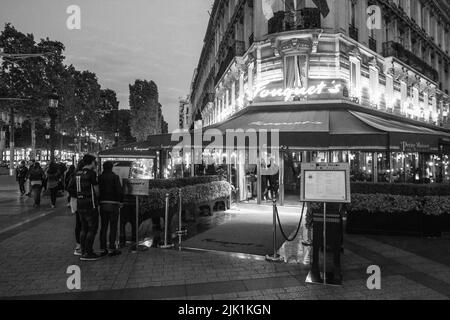 14-05-2016 Parigi Francia. Il Fouquet's Paris è uno storico ristorante di alta qualità (brasserie) di Parigi, Francia. Si trova in 99 Champs Elysées. Persone re Foto Stock