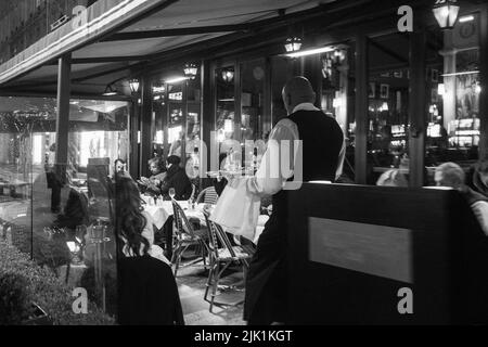 05-14-2016 Parigi Francia. Il Fouquet's Paris è una storica brasserie di alto livello a Parigi, in Francia. Si trova al numero 99 degli Champs Elysees. Veranda - persone, sedersi Foto Stock