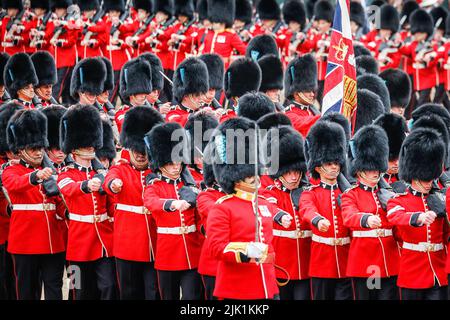 Londra, Regno Unito, 28th maggio 2022. The Colonel's Review of Trooping the Color, guardie in uniforme rossa tradizionale e portare pelle cappello marching, Londra, Inghilterra Foto Stock