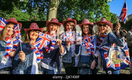 Un gruppo di donne fan reali con abiti e bandiere Union Jack, Platinum Jubilee Trooping the Color Parade a Londra, Inghilterra, Regno Unito Foto Stock