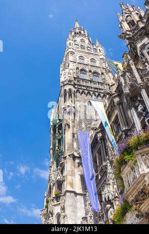 Monaco di Baviera, Germania - 6 luglio 2022: Vista sulla strada verso il nuovo municipio München (Neues Rathaus) sulla Marienplatz nel centro della metropoli bavarese. Hous Foto Stock