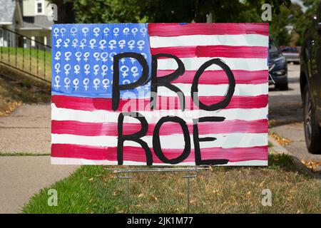 Un segnale di bandiera americana che protesta la decisione della Corte Suprema degli Stati Uniti di rovesciare la decisione Roe contro Wade sul diritto all’aborto. Foto Stock
