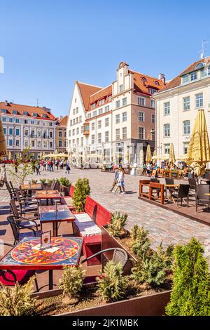 Un cafe' nella trafficata Piazza del Municipio nella Citta' Vecchia di Tallinn, la capitale dell'Estonia Foto Stock