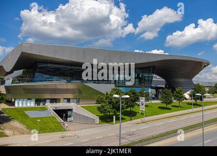 Monaco di Baviera, Germania - 6 luglio 2022: Il mondo BMW vicino al parco olimpico di München. Un enorme edificio dove il costruttore di automobili bavaresi presenta la sua curre Foto Stock