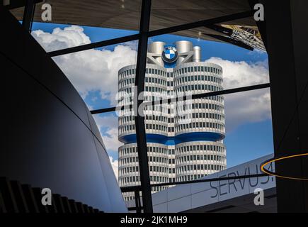 Monaco di Baviera, Germania - 6 luglio 2022: La sede della BMW (bayrische Motorenwerke) attraverso le finestre del mondo BMW vicino al Parco Olimpico. L'edificio Foto Stock