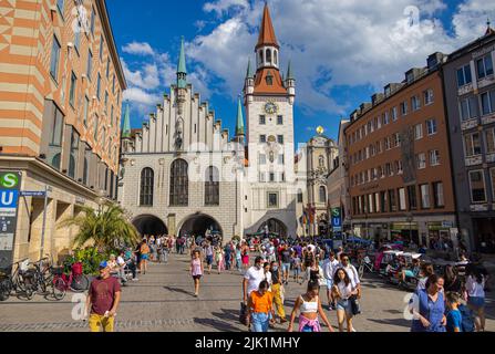 Monaco di Baviera, Germania - 6 luglio 2022: Vista sulle teste dei turisti sulla Marienplatz fino al vecchio municipio. Il tetto rosso del vecchio Rathaus a Münche Foto Stock