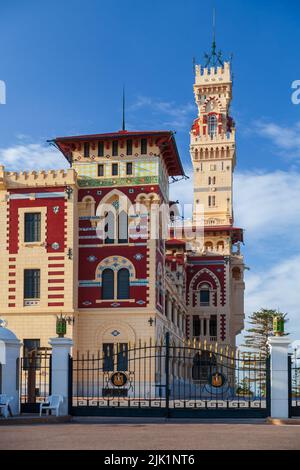 Esterno del palazzo di Montazah in una giornata di sole, foto verticale. Alessandria, Egitto Foto Stock