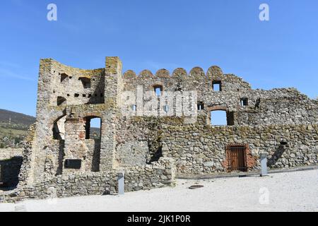 Il castello di Devin è un castello di Devín, che è un distretto di Bratislava, la capitale della Slovacchia che domina la confluenza dei fiumi Danubio e Morava Foto Stock