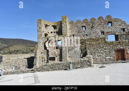 Il castello di Devin è un castello di Devín, che è un distretto di Bratislava, la capitale della Slovacchia che domina la confluenza dei fiumi Danubio e Morava Foto Stock