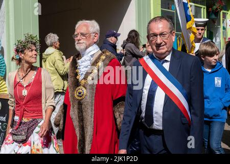 Sindaco di Penzance Jonathan come accompagnato dal suo consorte Lesley Bradley e il sindaco di Concarneau Marc Bigot che conduce la sfilata civica il Mazey Day Foto Stock